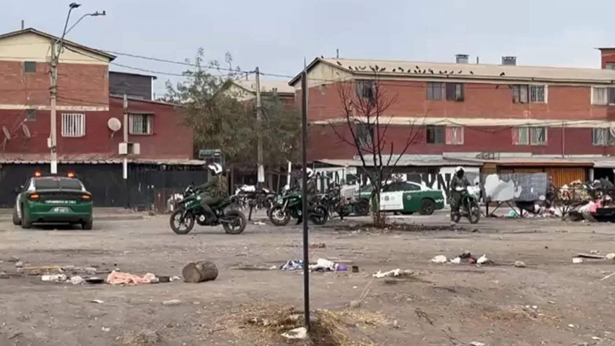 Operativo en Lo Espejo retira 17 vehículos abandonados y descubre taller mecánico clandestino