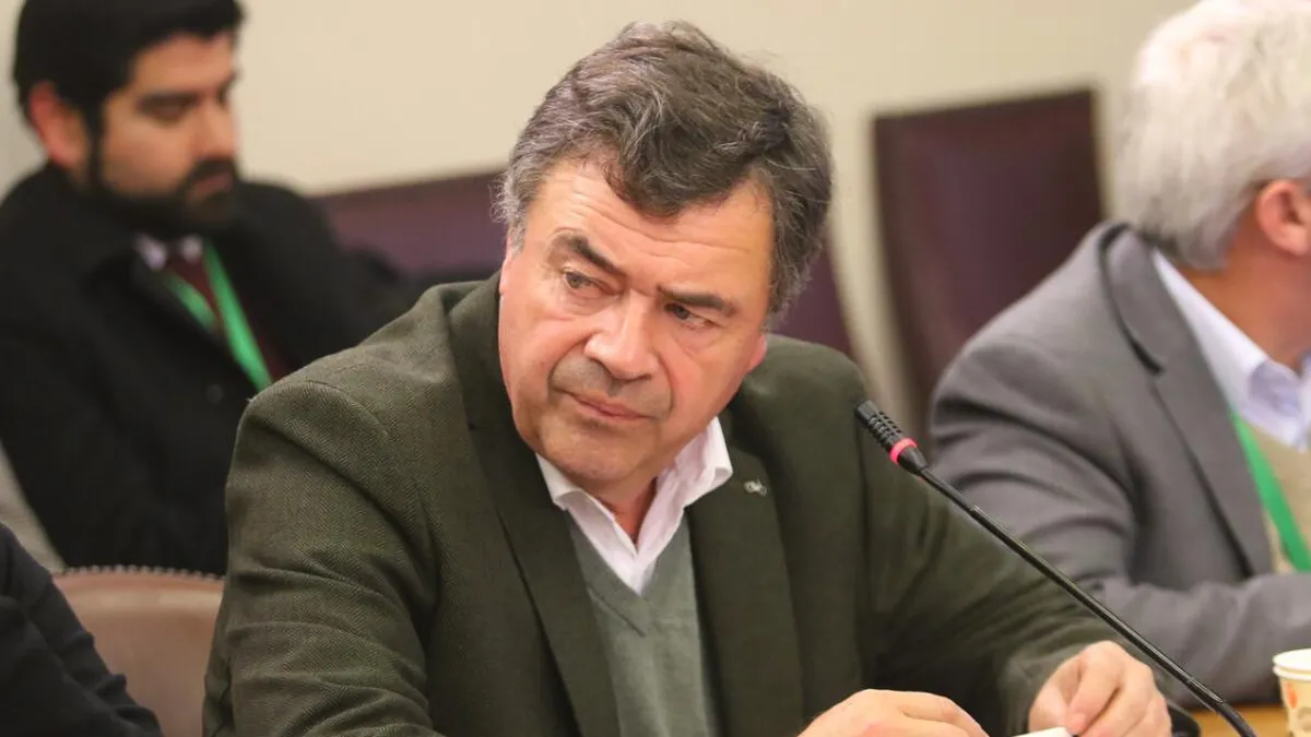 Ministro Valenzuela criticado por ausencia en sesión clave sobre conflicto del SAG y recortes presupuestarios