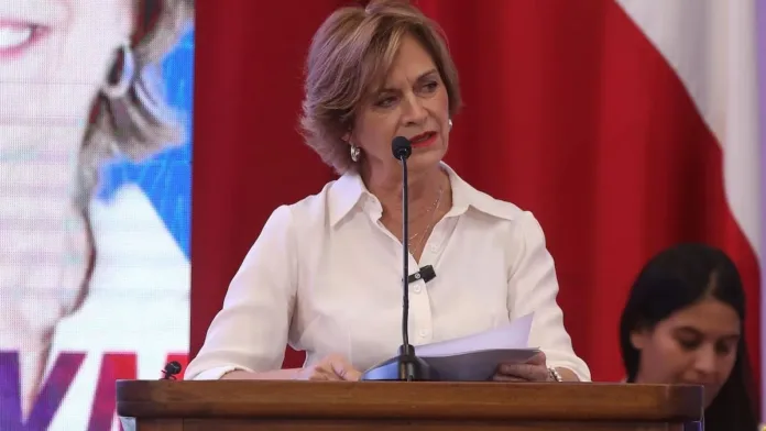 Evelyn Matthei critica a Boric por priorizar el aborto sobre otras preocupaciones de mujeres.