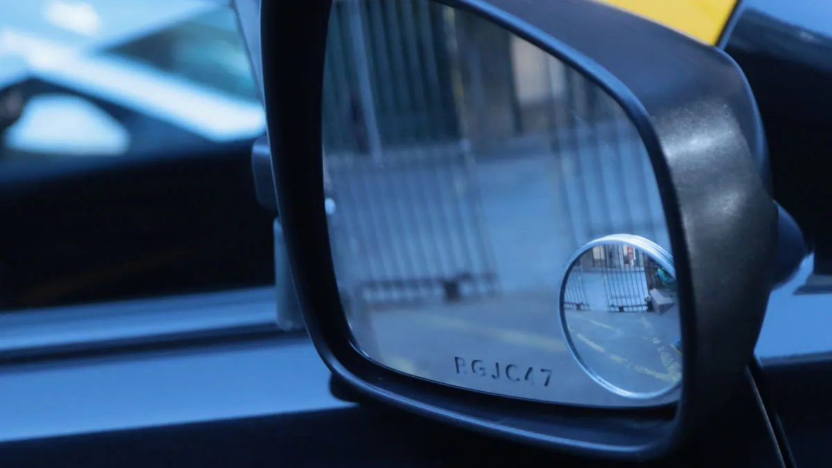 Desde el 15 de mayo, Chile fiscalizará el grabado de patentes en vehículos con multas de hasta $100 mil