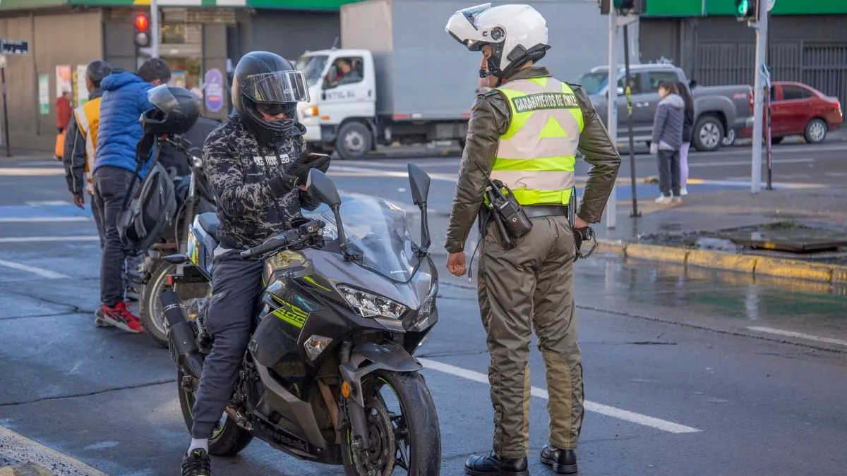 Conductores chilenos deberán grabar patentes en vidrios y espejos para combatir el robo de piezas en 2025