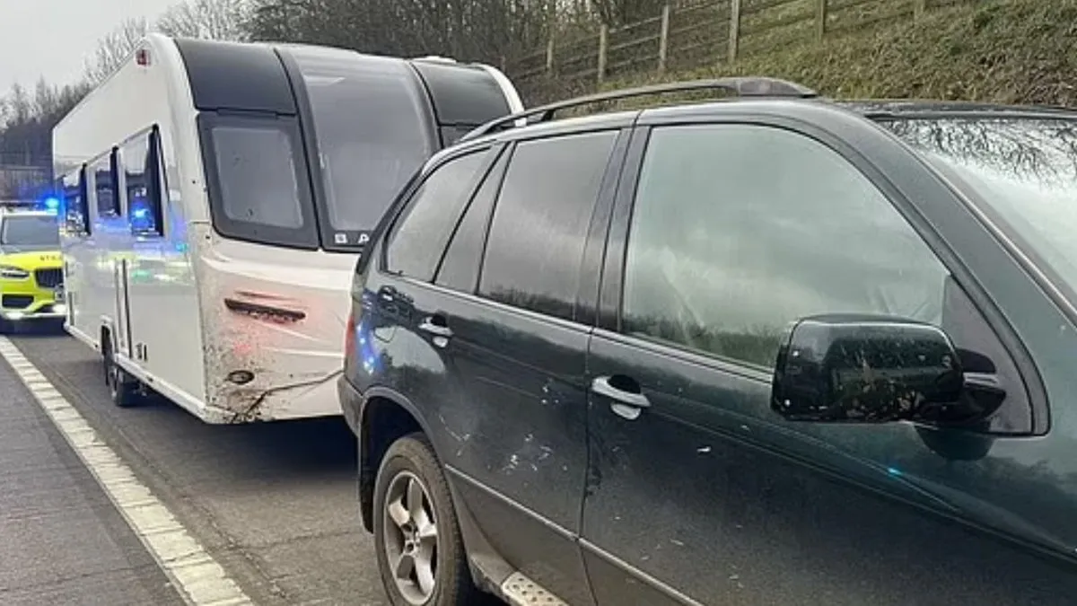 El niño de 12 años más buscado de Inglaterra escapa tras robar un BMW y una casa rodante.