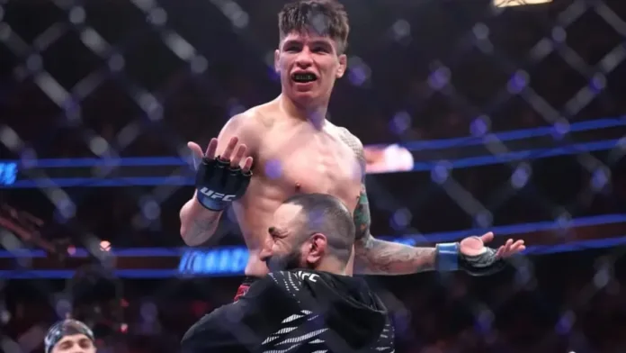 Ignacio 'Jaula' Bahamondes triunfa por sumisión y entra al top 15 de la UFC.