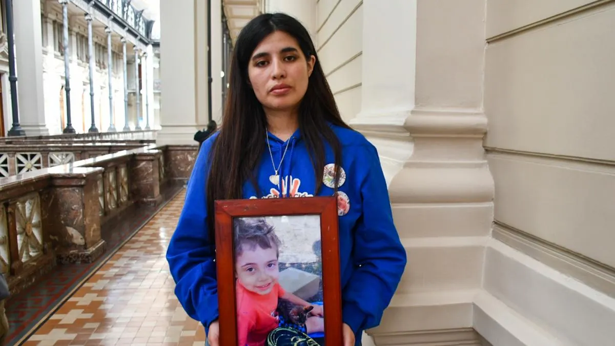 Suspensión del juicio por caso Tomás Bravo genera indignación en su madre y nuevas demandas de defensa