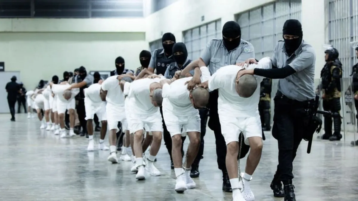 El Salvador recibe a 240 miembros del Tren de Aragua extraditados desde EE.UU.