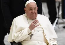 El Papa Francisco descansa tras superar episodios de insuficiencia respiratoria.