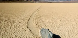 Descubre el enigma de las piedras que se desplazan solas en el desierto.