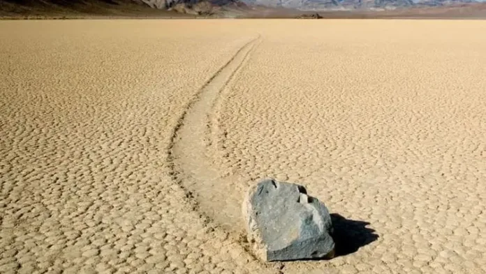 Descubre el enigma de las piedras que se desplazan solas en el desierto.