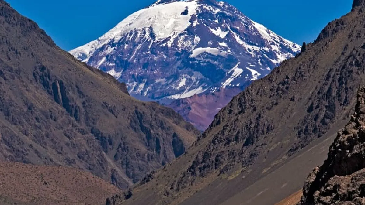 Actividad sísmica en el volcán Tupungatito genera alerta en San José de Maipo, según Senapred