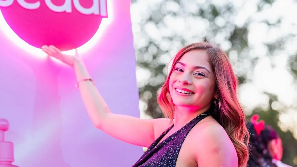 Skarleth Labrac inicia su camino en el periodismo mientras lanza su línea de maquillaje y enfrenta rumores de romance