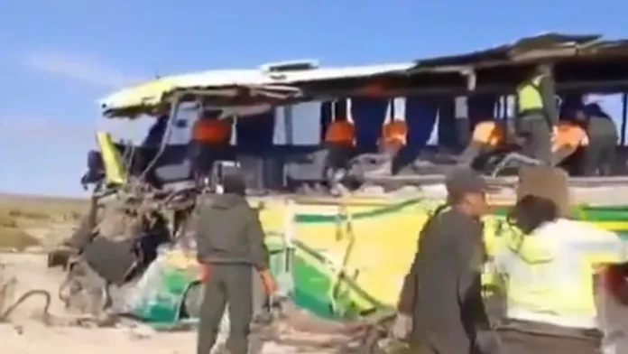 Trágico accidente en Bolivia: 37 muertos y más de 40 heridos tras choque de autobuses.