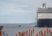 El nuevo crucero trae más de 2.300 turistas al vibrante Puerto de Valparaíso.