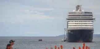 El nuevo crucero trae más de 2.300 turistas al vibrante Puerto de Valparaíso.