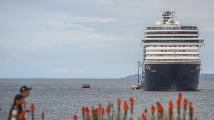 El nuevo crucero trae más de 2.300 turistas al vibrante Puerto de Valparaíso.