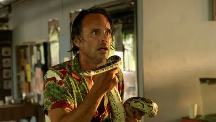 El actor de "The White Lotus" comparte su fobia tras ser mordido por una serpiente.