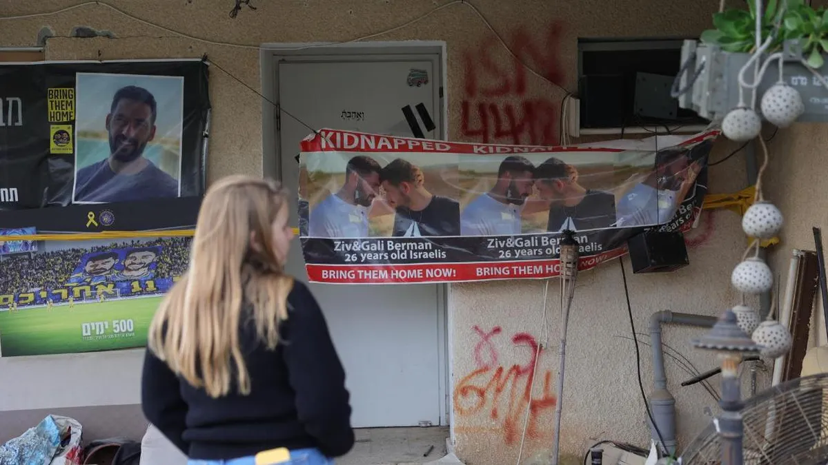 Hamás presenta a rehenes israelíes en video y advierte sobre el peligro de su situación