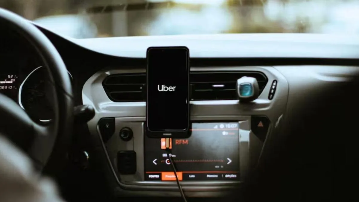 Ley Uber entra en vigencia: nuevos requisitos para conductores de aplicaciones de transporte en Chile