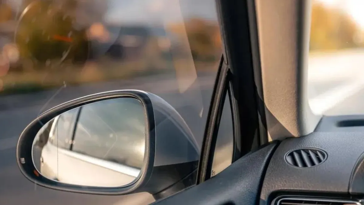 Nueva ley en Chile exige grabado de patentes en vehículos para combatir el robo de piezas