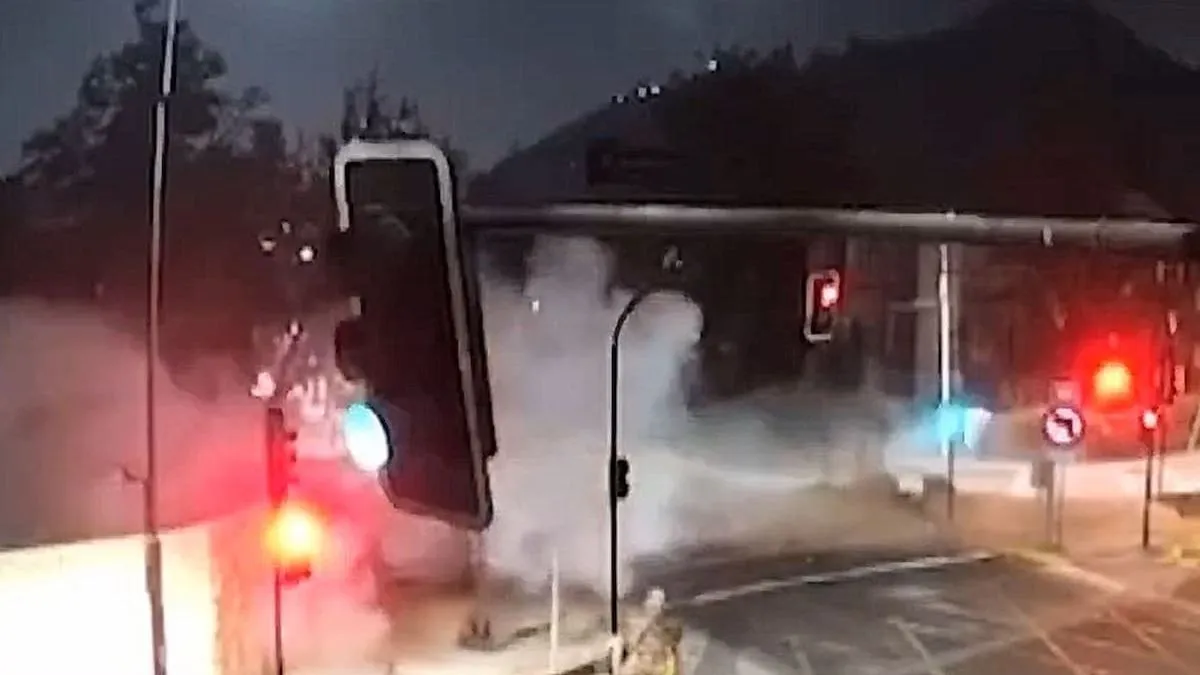 Accidente espectacular en Providencia: auto vuela y choca contra vivienda deshabitada, conductor ebrio detenido