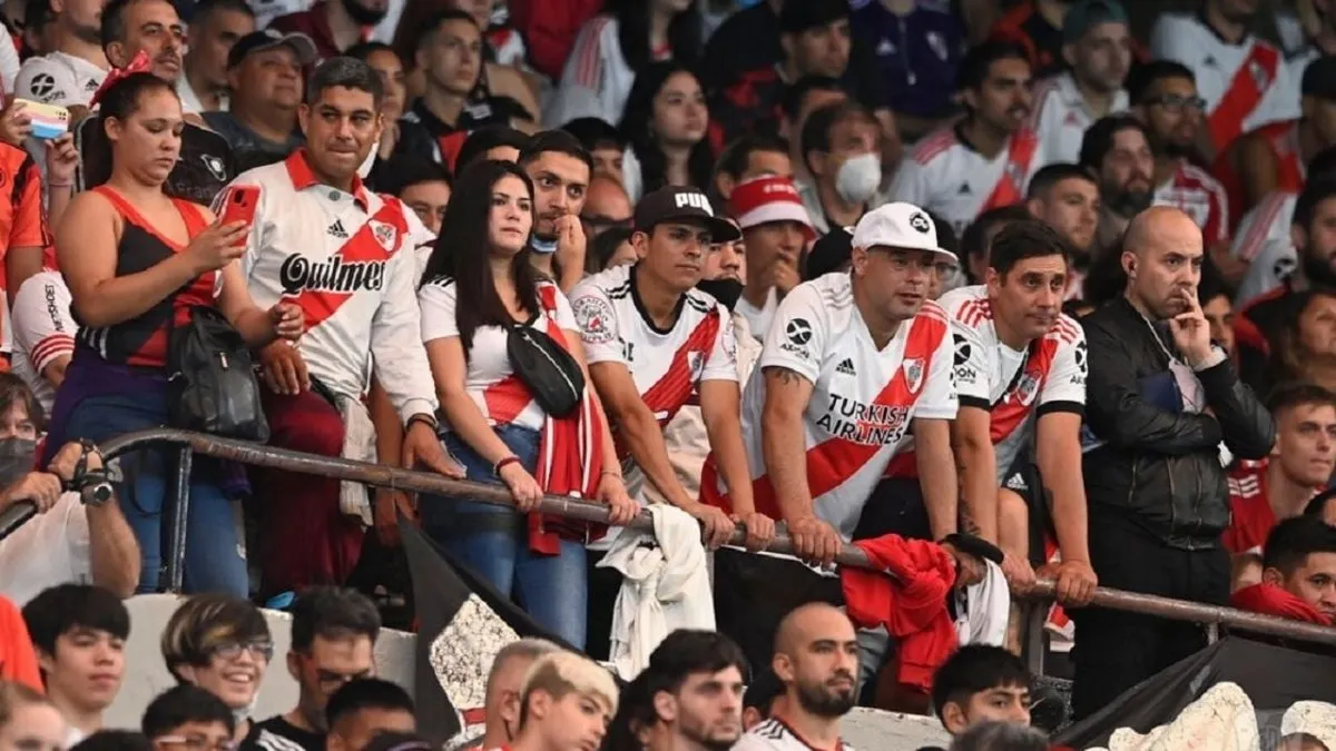 Hinchas de River discuten acaloradamente tras el partido en el Monumental.