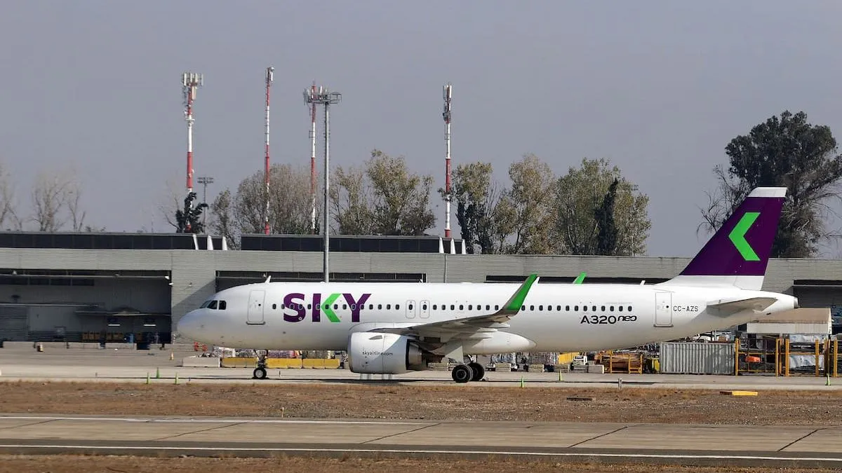 Pilotos de Sky Airline Chile amenazan con huelga si no se alcanza acuerdo en mediación final
