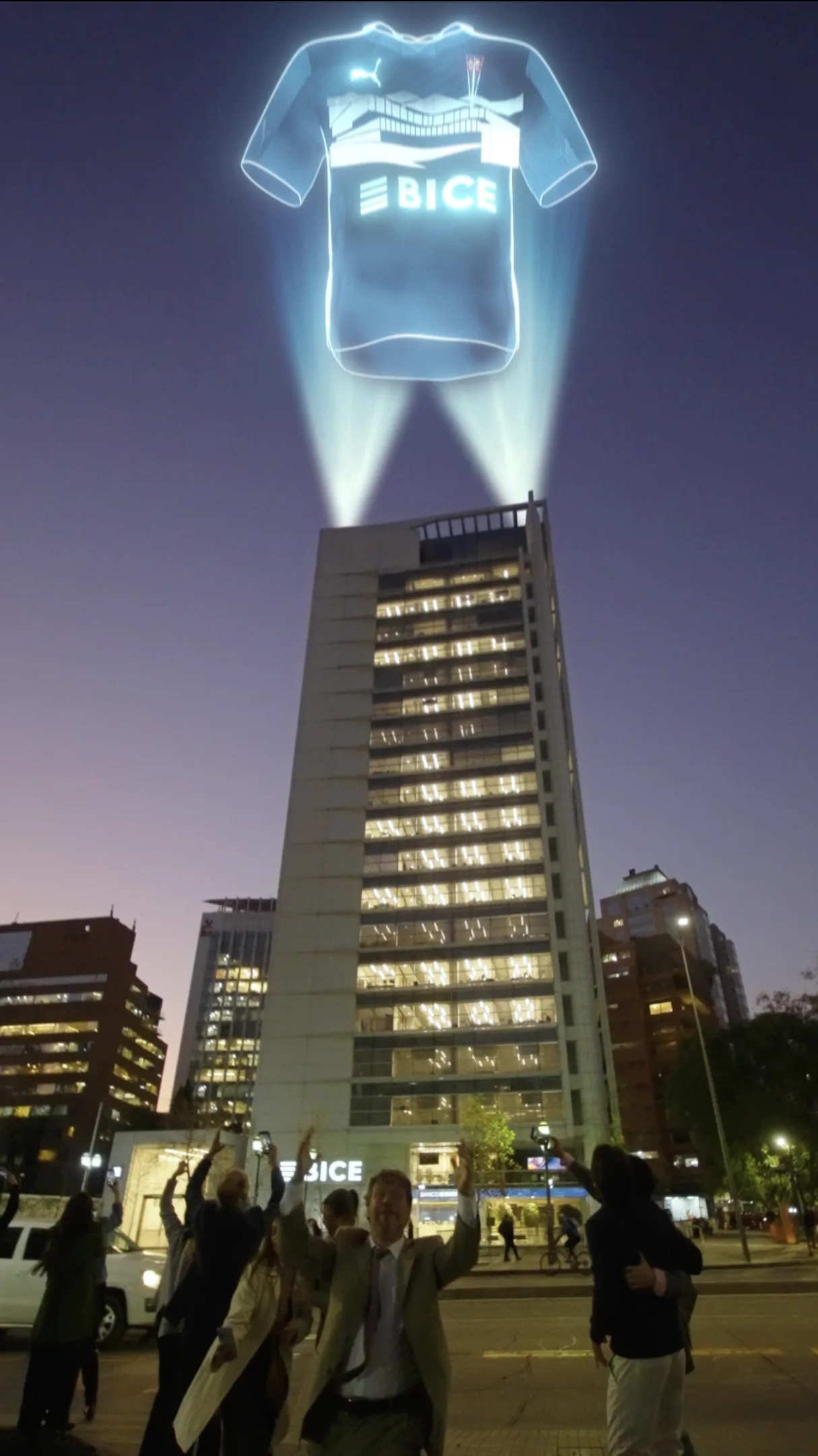 Lanzan camiseta de equipo de fútbol chileno con inédito holograma creado con IA que rompió récords por su tamaño