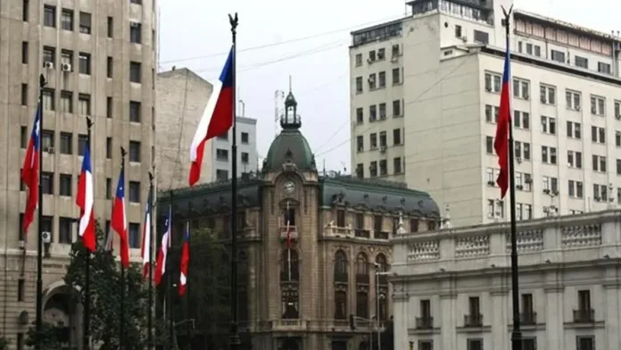 Corte de Santiago expulsa a extranjero con visa de turista vencida en Chile.