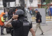 Graves disturbios en La Florida y Peñalolén tras desórdenes en feria navideña, alerta alcalde Reyes Operativo en Peñalolén tras incidentes en feria navideña. Seguridad y orden público.