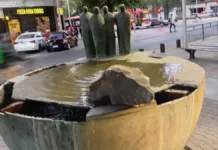 Vandalismo en la escultura Fuente del Encuentro de Mario Irarrázabal en Santiago.