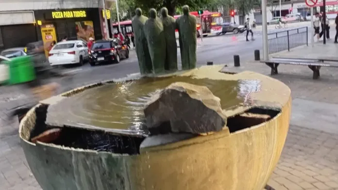 Vandalismo en la escultura Fuente del Encuentro de Mario Irarrázabal en Santiago.
