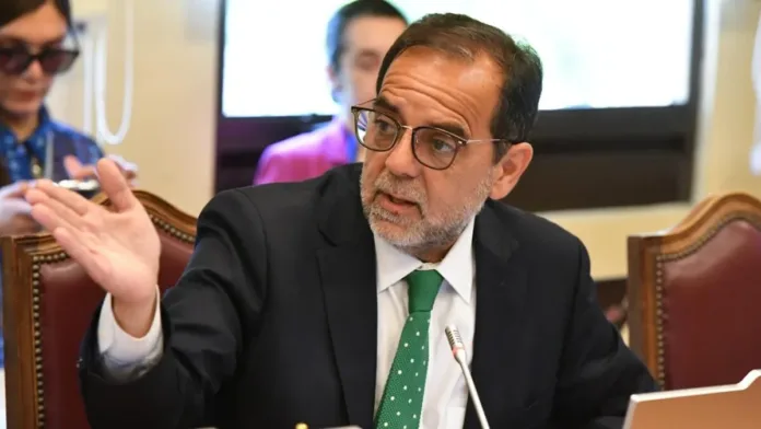 Diputado Mulet ausente en Senado por urgencia médica en medio de acusación a Pardow.