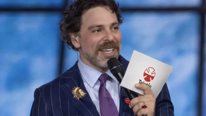 Neme celebra el éxito de la Teletón y lanza crítica política en su discurso.