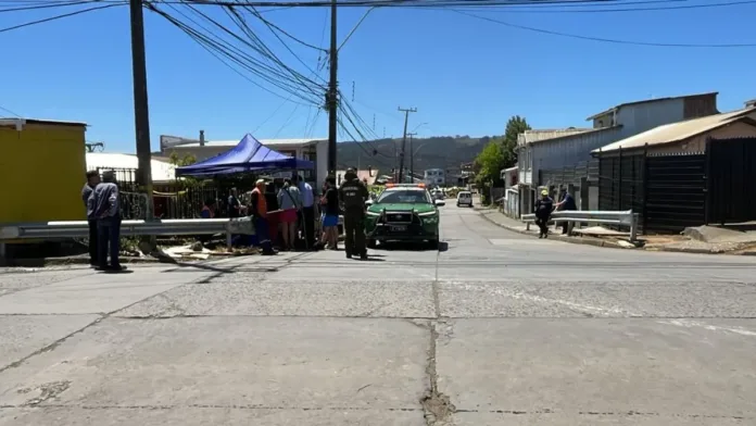 Tragedia en Lota: anciana fallece tras desvanecerse frente a Cesfam sin ayuda.