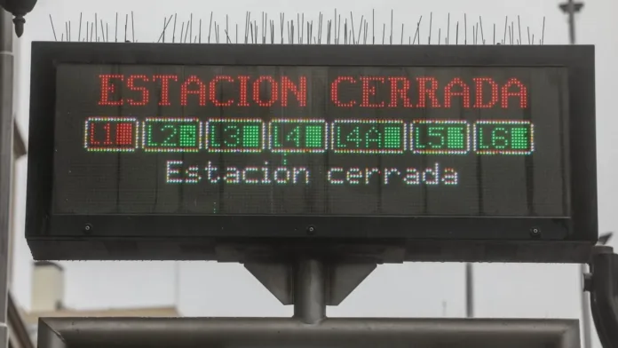Metro suspende servicio en Providencia: estaciones de Línea 1 cerradas por incidente.