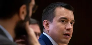 Dimiten ministros de Trabajo y Agricultura tras derrota de Noboa en referéndum.