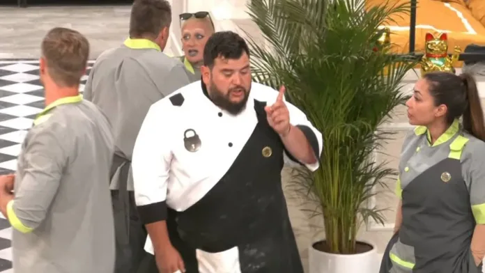 Otakín y Arenita se enfrentan tras la polémica eliminación en "El Internado". Otakín y Arenita se enfrentan tras la polémica eliminación en "El Internado".