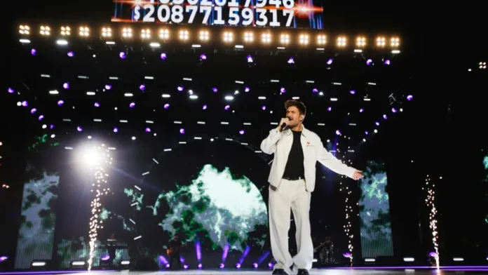 Pablo Alborán deslumbra en el cierre de la Teletón con su emotiva presentación.