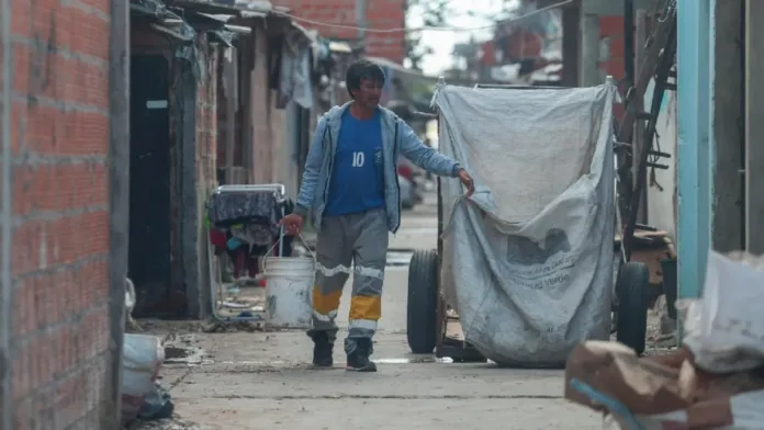 La pobreza en Latinoamérica alcanza su nivel más bajo desde que se registran datos. La pobreza en Latinoamérica alcanza su nivel más bajo desde que se registran datos.