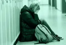 Abuela busca ayuda tras el acoso a su nieta por un joven armado con un cuchillo.