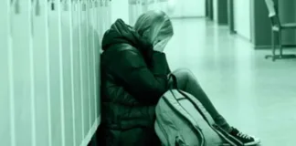 Abuela busca ayuda tras el acoso a su nieta por un joven armado con un cuchillo.