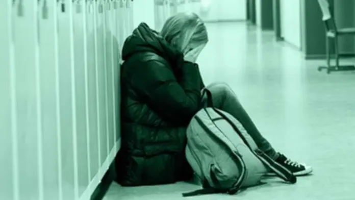 Abuela busca ayuda tras el acoso a su nieta por un joven armado con un cuchillo. Abuela busca ayuda tras el acoso a su nieta por un joven armado con un cuchillo.