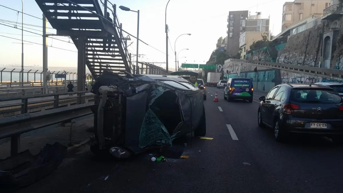 Accidente en Viña del Mar deja una persona lesionada tras volcamiento de vehículo en avenida España