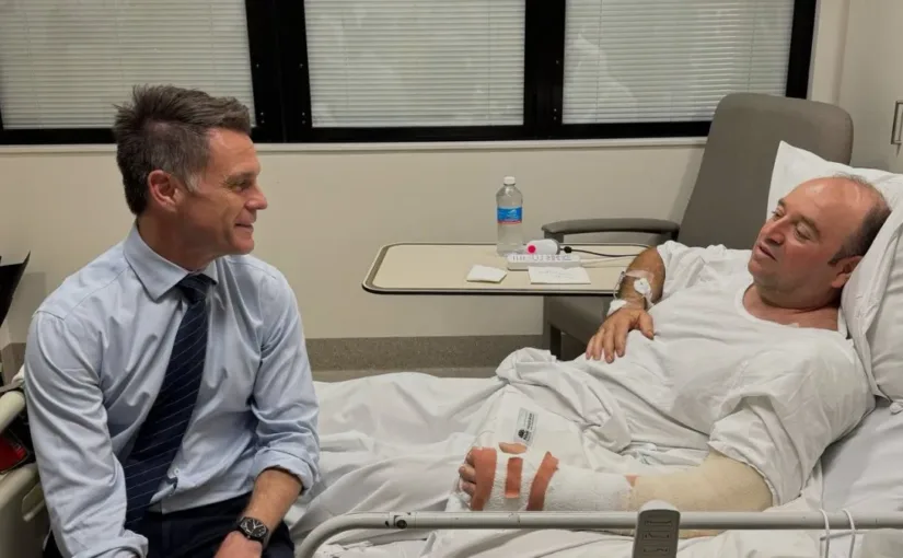 Héroe australiano en riesgo de perder un brazo; campaña recauda $1M en 24 horas.