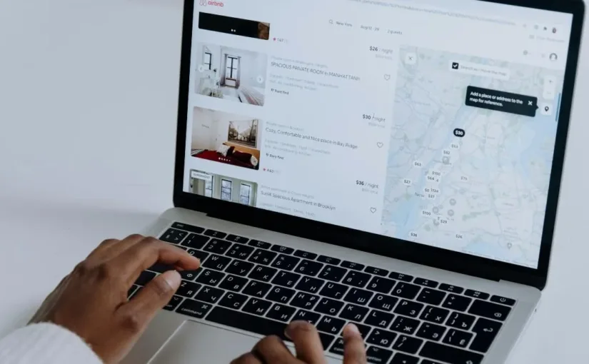 España multa a Airbnb con 75 millones por irregularidades en el alquiler turístico.