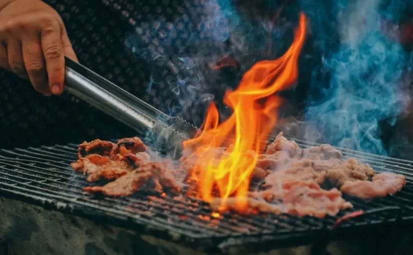 ¿Listo para el asado de Año Nuevo? Aprende a limpiar tu parrilla de manera efectiva y rápida