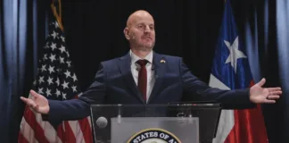 El embajador de EEUU advierte sobre las consecuencias de criticar a Trump.