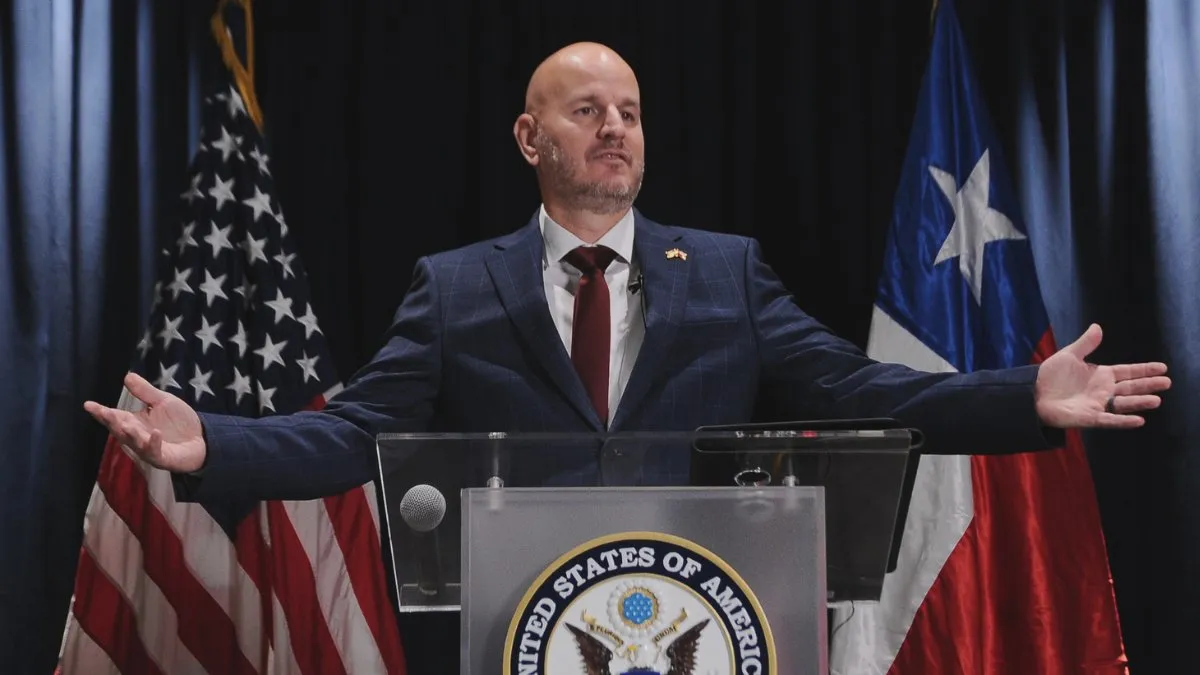 El embajador de EEUU advierte sobre las consecuencias de criticar a Trump.