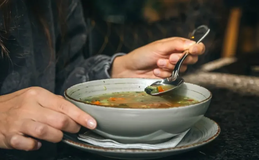 El caldo de huesos: entre tradición ancestral y tendencia moderna, ¿realmente es un superalimento milagroso?