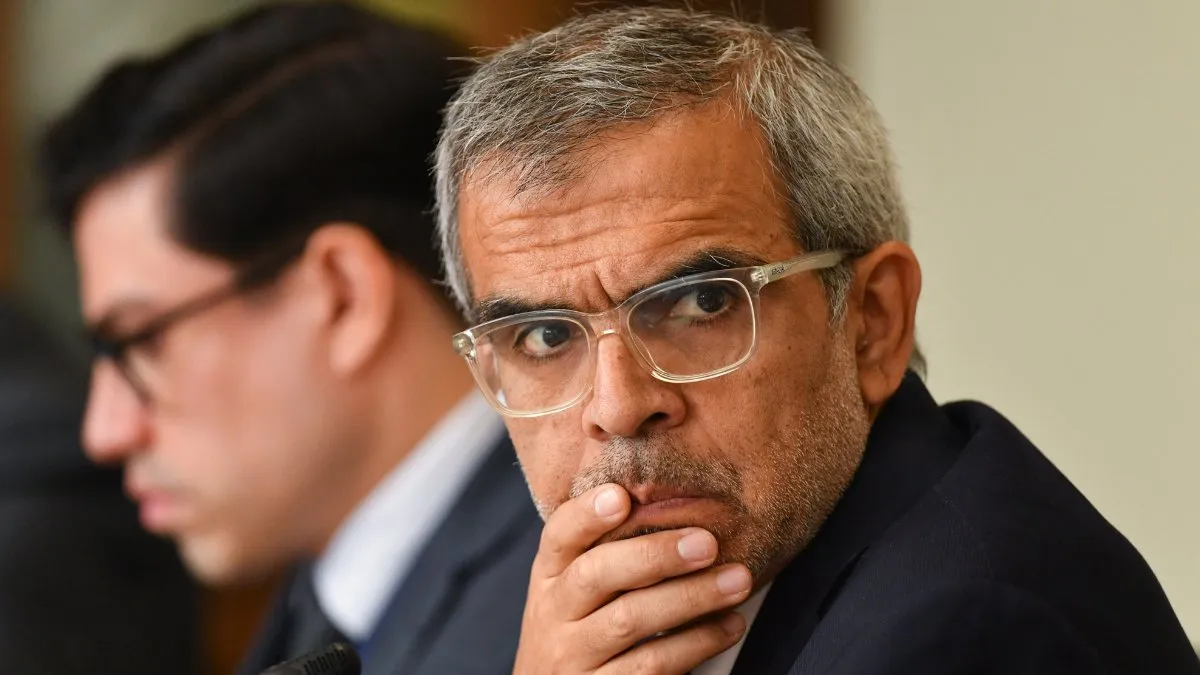 El ministro Cordero responde a Jara sobre la crisis migratoria en la frontera con Perú.