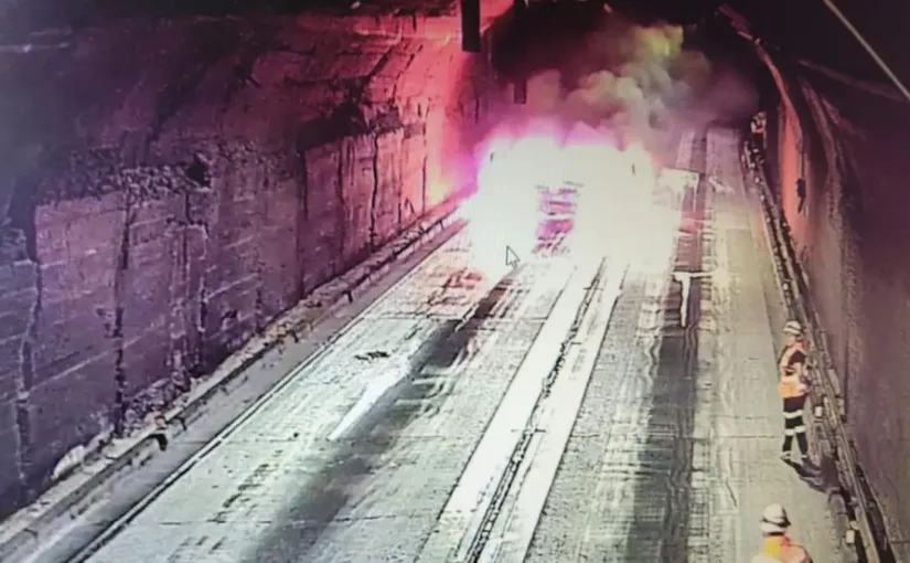 Accidente en el túnel Chacabuco: vehículo en llamas y equipos de emergencia en acción.
